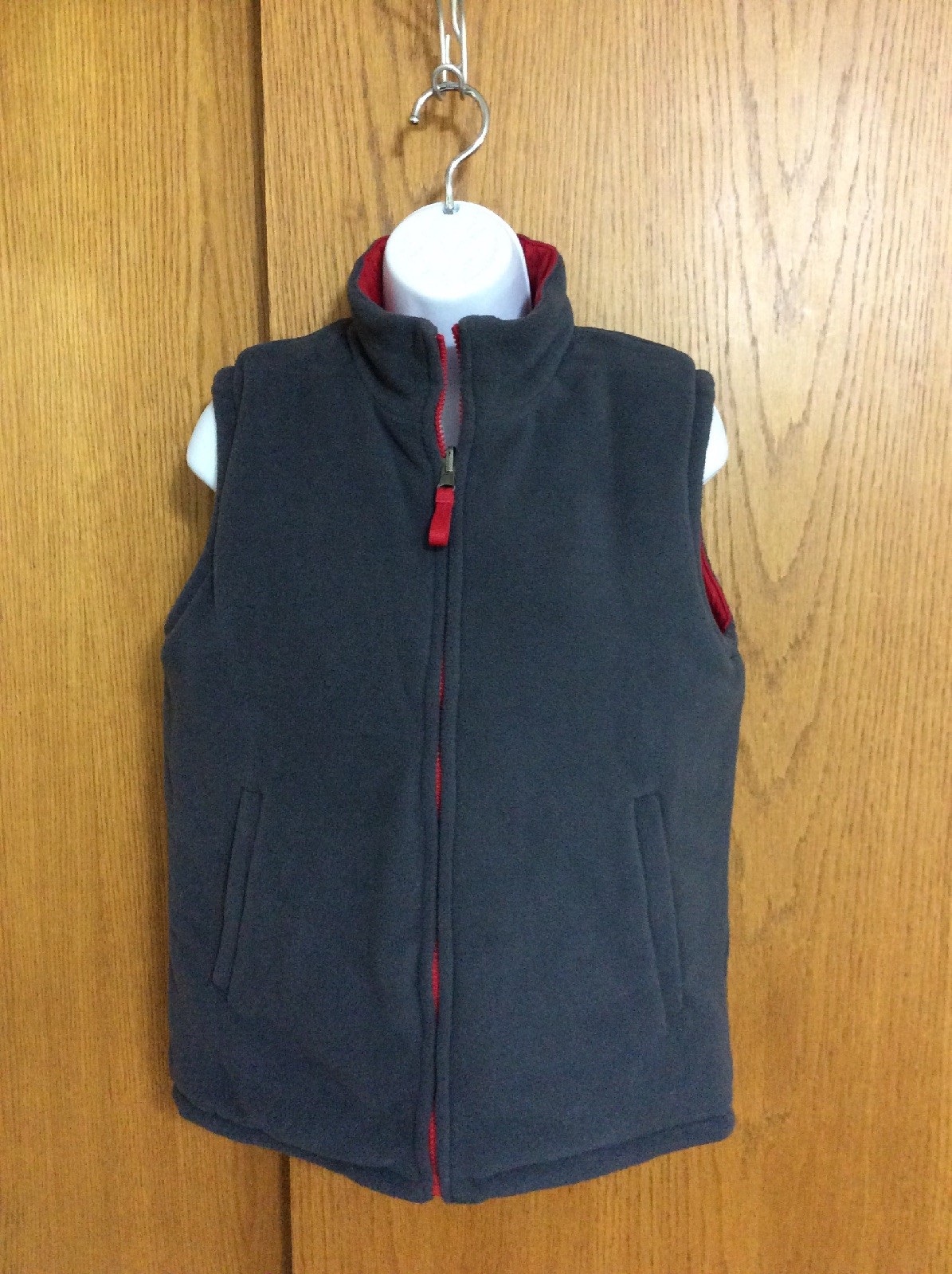 JUNIOR UNISEX SIZE L 10-12 BAILEY’S POINT REVERSIBLE RED & GRAY SLEEVELESS VEST