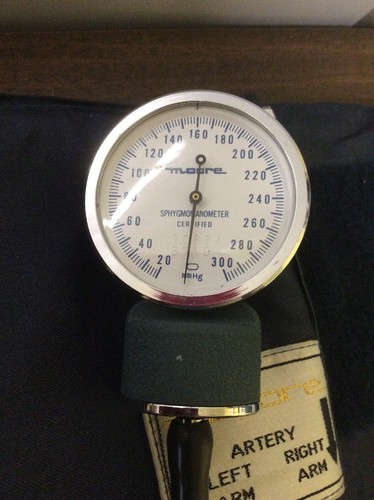 GENTLY USED TTLOORE ADULT SZ MANUAL BLOOD PRESSURE CUFF, SPYGMOMANOMETER & BULB