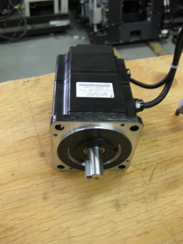 Yaskawa AC Servo Motor SGMPH04AAA4C 400W 3000RPM 24VDC Brake Japan CNC