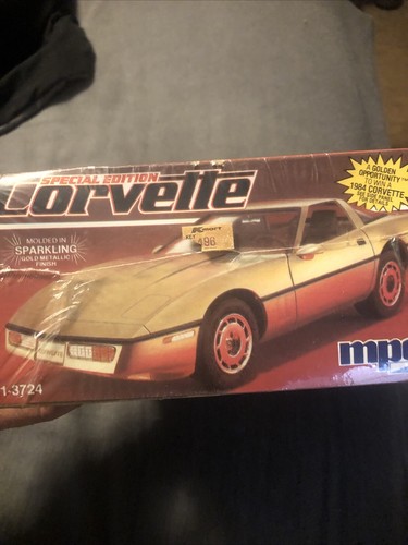 MPC Special Edition Sparkling Gold Metallic Corvette 1/25 Scale Model Kit 1-3724