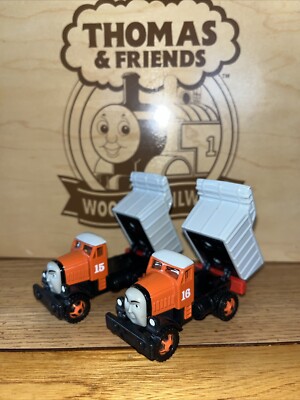 MAX MONTY ! THOMAS FRIENDS TRAIN TAKE Along N Play Dump Trucks NO REAR MAGNETS !