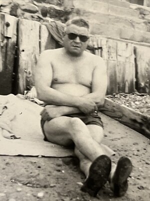 BATHING SUIT ARMS CROSSED SITTING MAN ORIGINAL VINTAGE PHOTOGRAPHY Great IMAGE