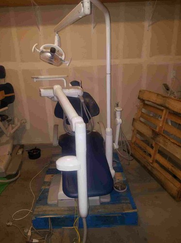 ADEC 511 DENTAL CHAIR W/ DELIVERY UNIT, ASSISTANT ARM & LIGHT~2006