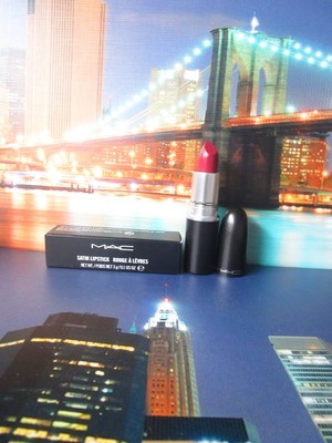 MAC SATIN LIPSTICK AMOROUS 0.1 OZ BOXED