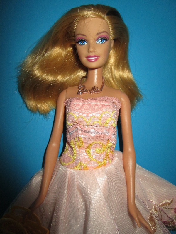 B379) Alte Blonde Barbie Mattel 2005 Zweilagiges Kleid+Kette+Hohe Schuhe+Korb 