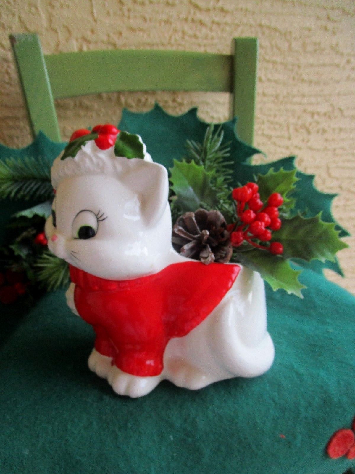VINTAGE LEFTON WHITE KITTY CAT WITH SANTA CLAUS HAT CERAMIC CHRISTMAS PLANTER