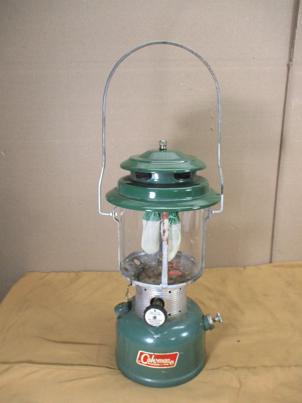 【新品未使用】【廃盤品】Coleman Feather Lantern Coleman Silver Battery Operated Lantern Model 5329