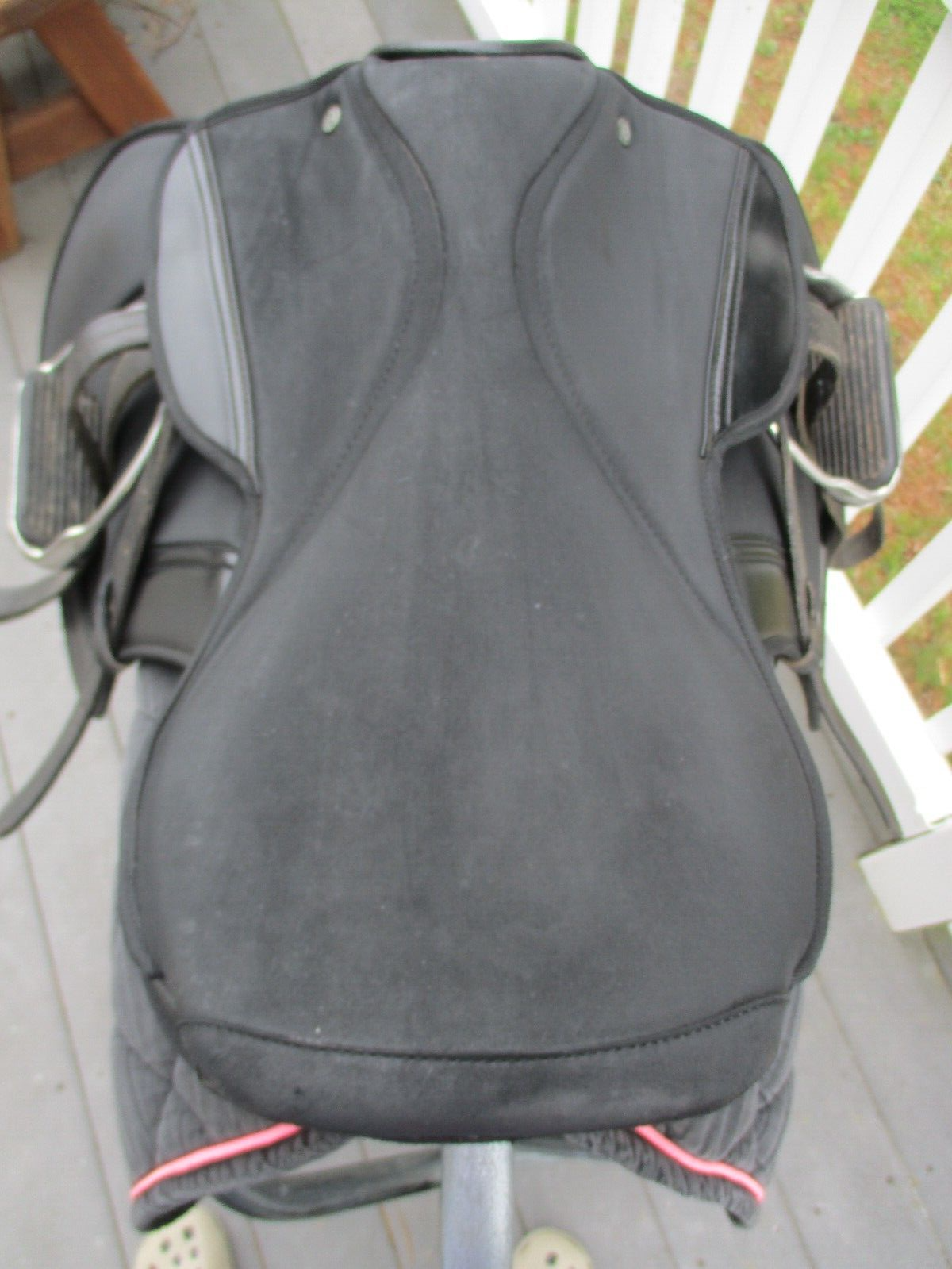 17'' MEDIUM THOROWGOOD ULSTER CC JUMP ENGLISH SADDLE w  LEATHERS &  IRONS