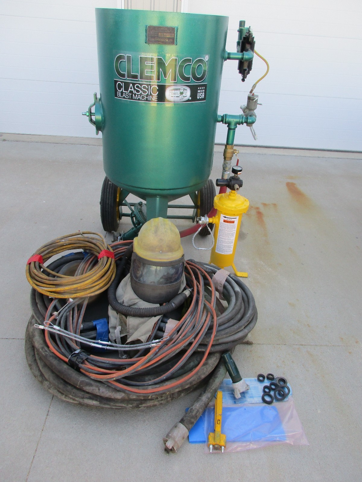 Clemco 600 lb Sandblast Pot Model 2452