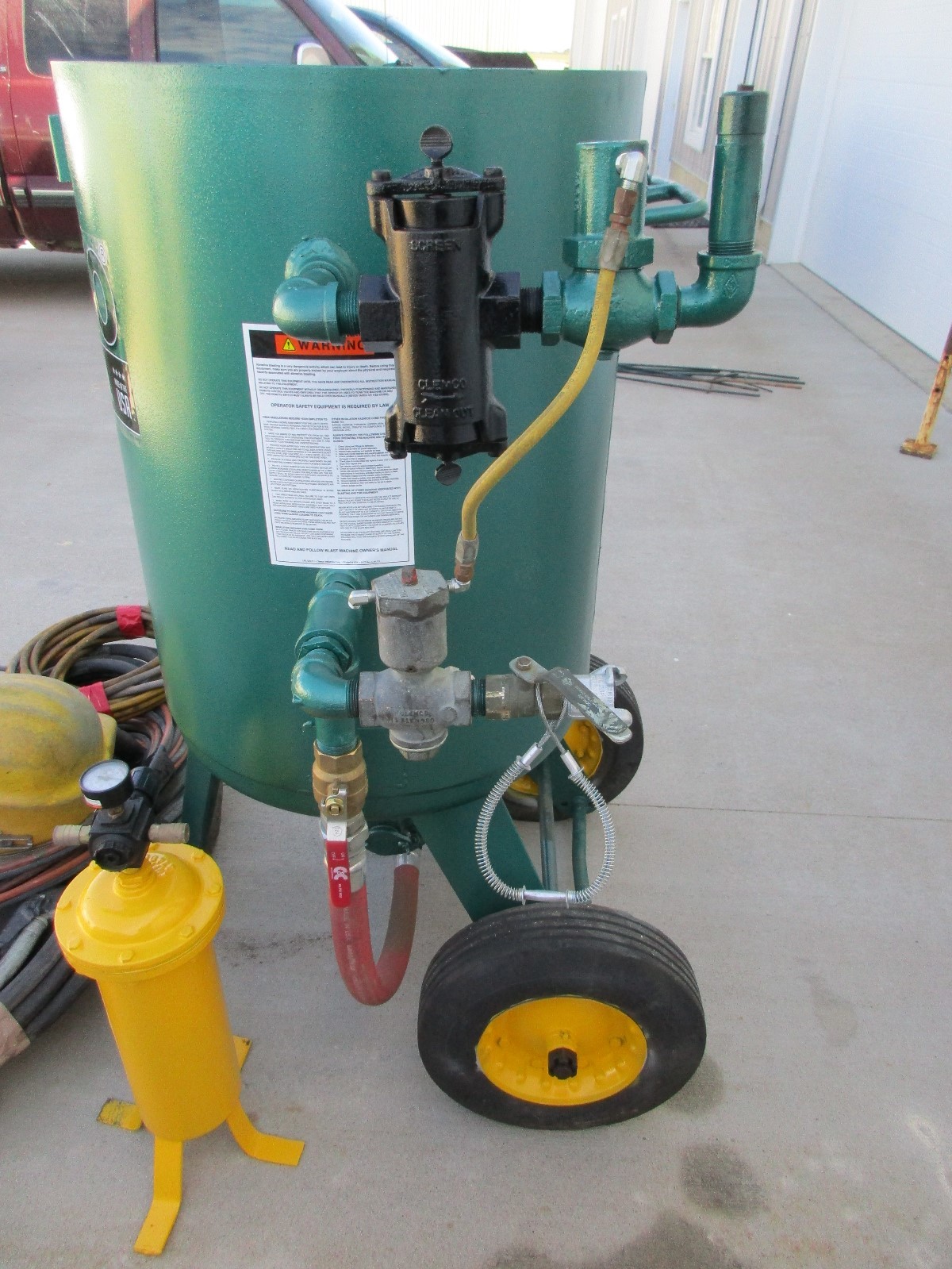 Clemco 600 lb Sandblast Pot Model 2452