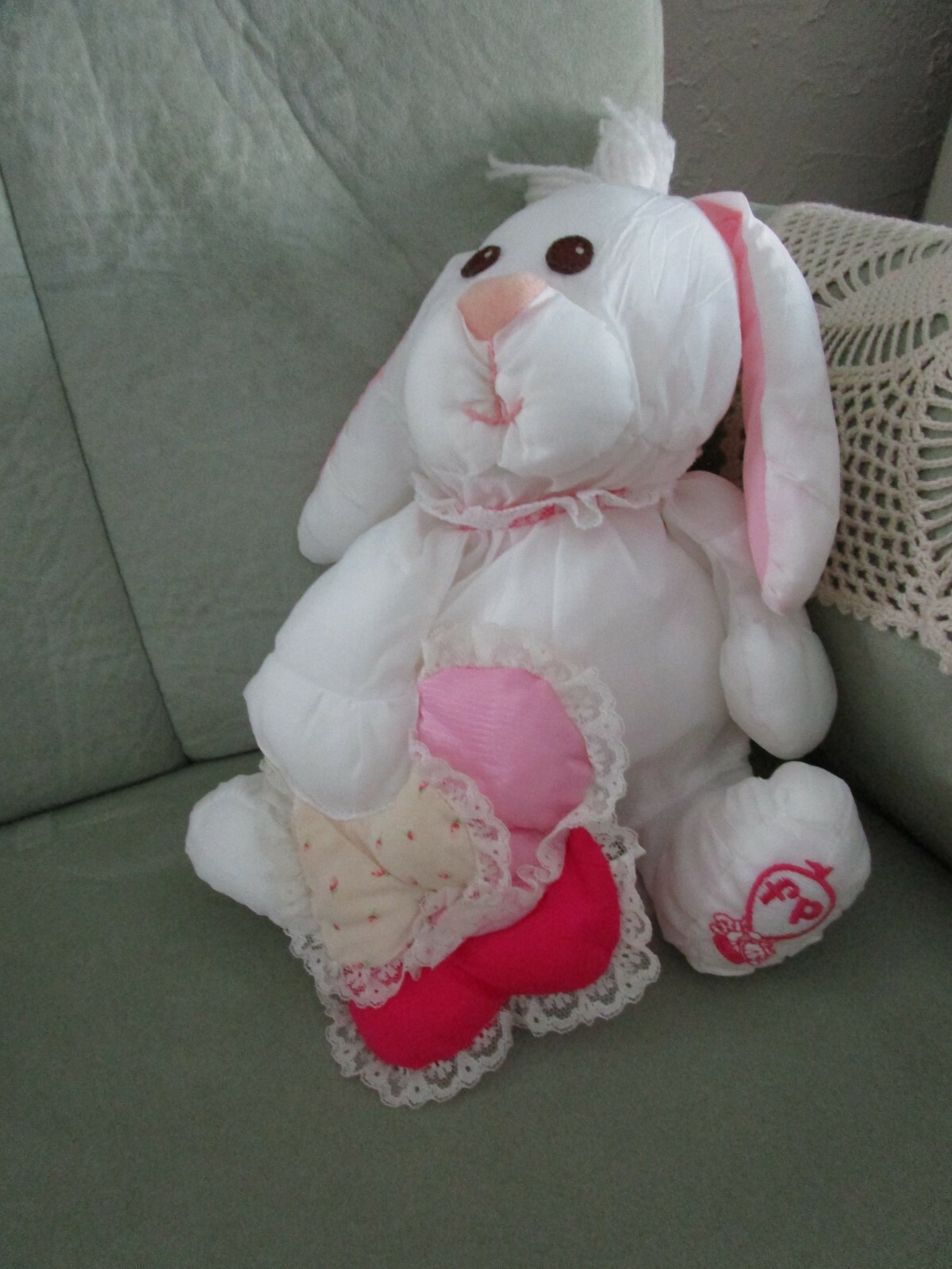 VALENTINE * VINTAGE * 1988 * FISHER PRICE * WHITE BUNNY * PUFFALUMP * HEARTS *