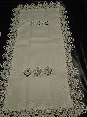 NEW BIEZNIK IVORY POLYESTER TABLERUNNER 24'' X 46'' CROCHETED EDGE FLORAL PATTERN