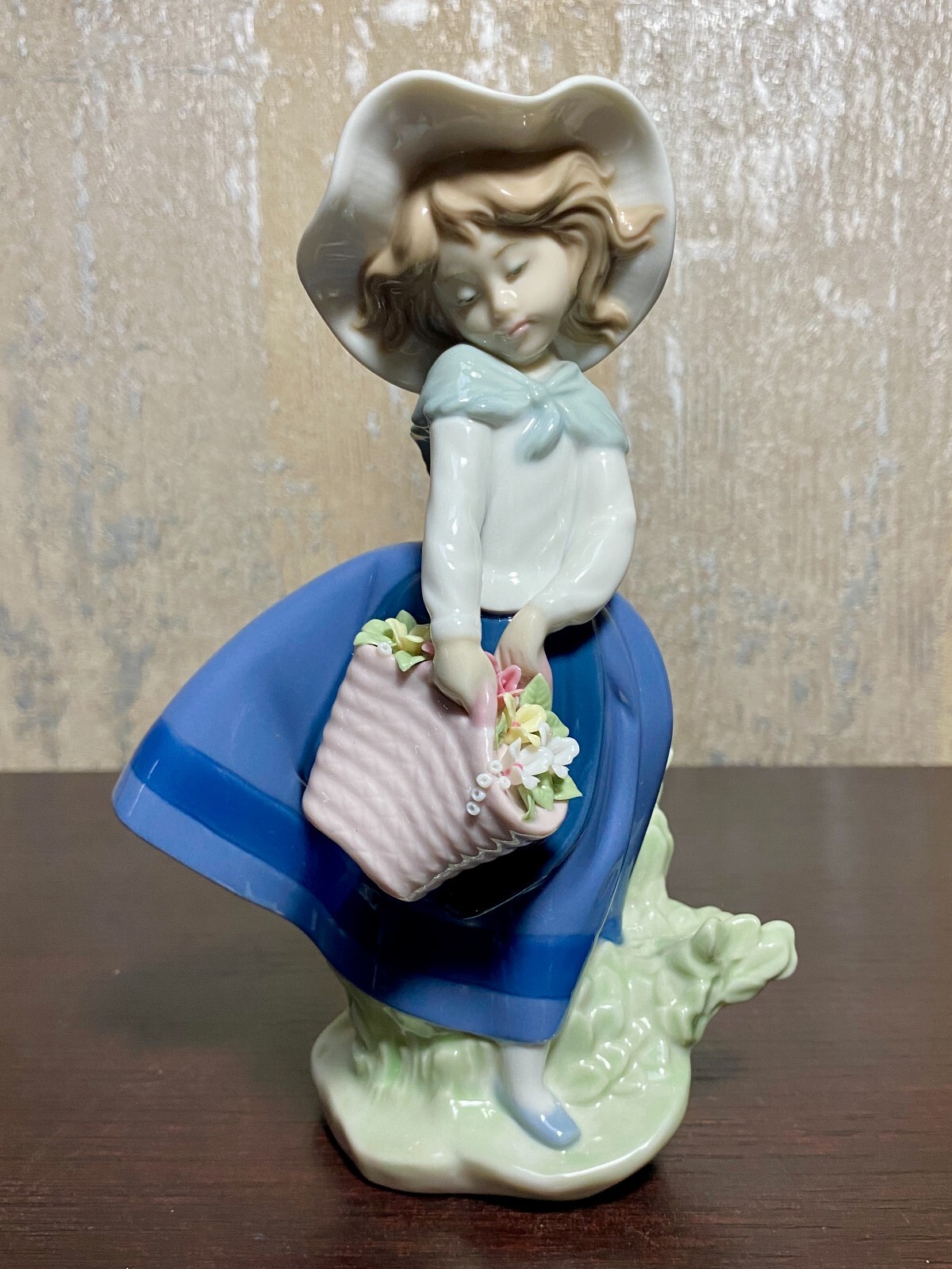 Lladro Porcelain Figurine Pretty Pickings #5222 Girl With