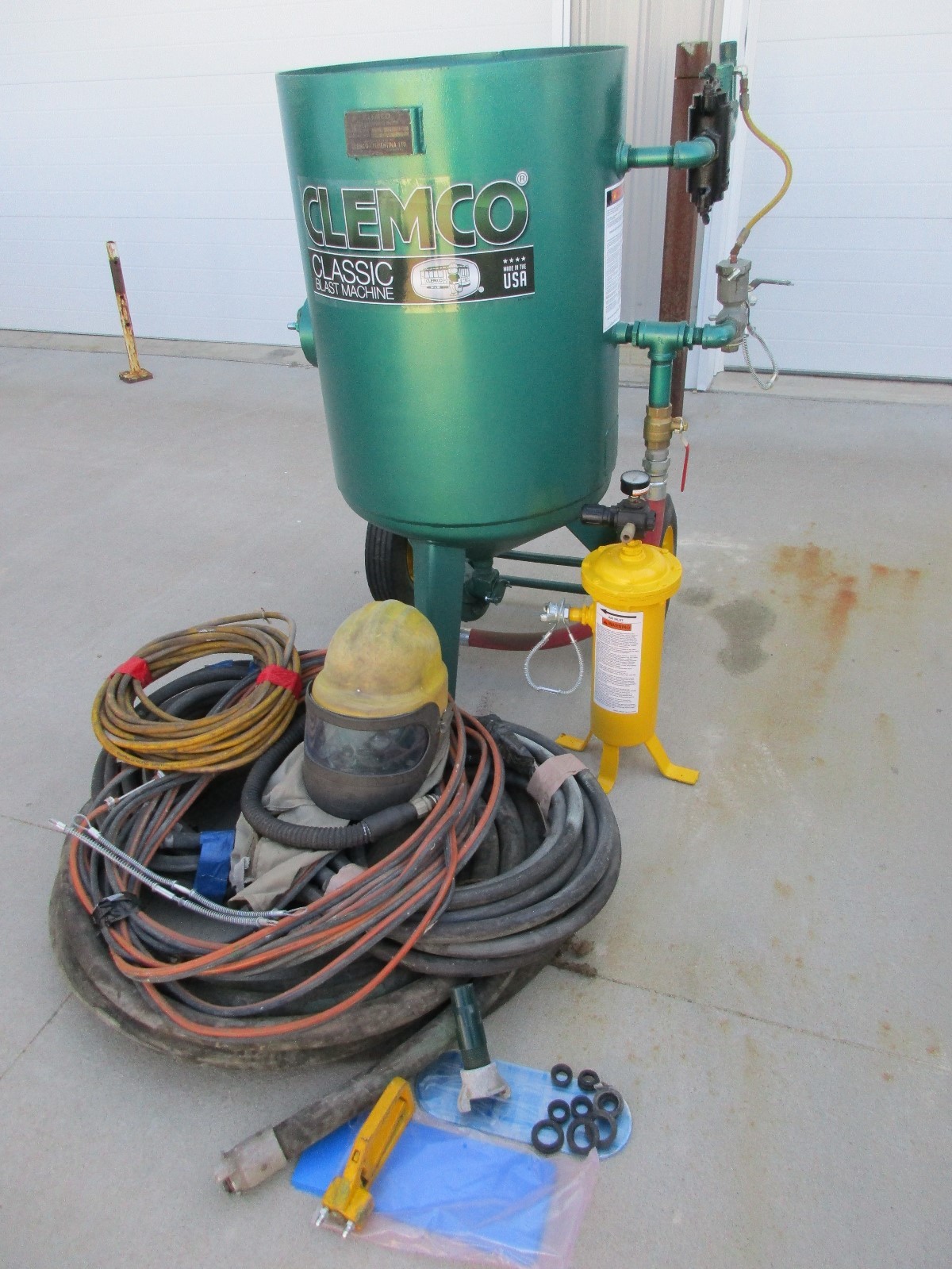 Clemco 600 lb Sandblast Pot Model 2452