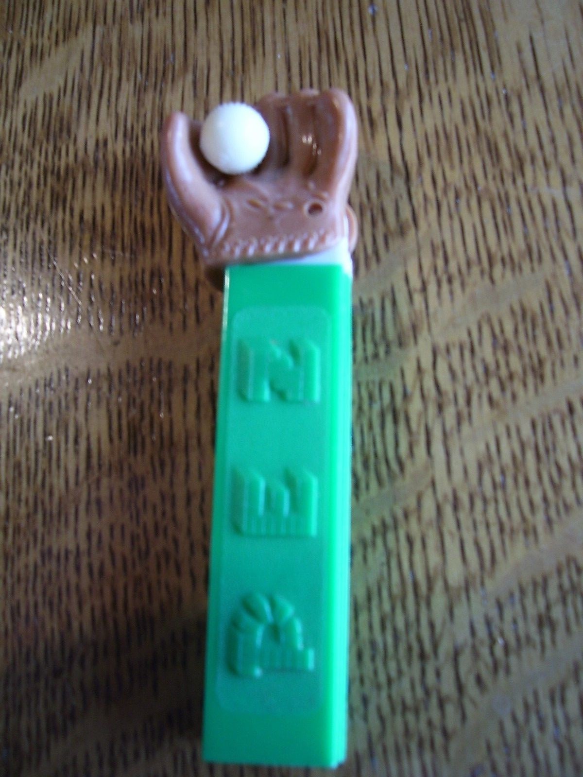 vtg PEZ Baseball Glove & Ball - Made in Austria - US Patent 2 620 061 no feet