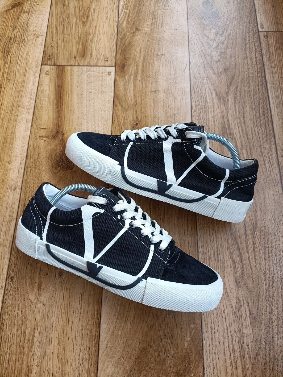 VALENTINO GARAVANI CANVAS SNEAKERS SIZE 41 EU, 8 US, 7.5 UK VALENTINO GARAVANI CANVAS SNEAKERS SIZE 41 EU, 8 US, 7.5 UK