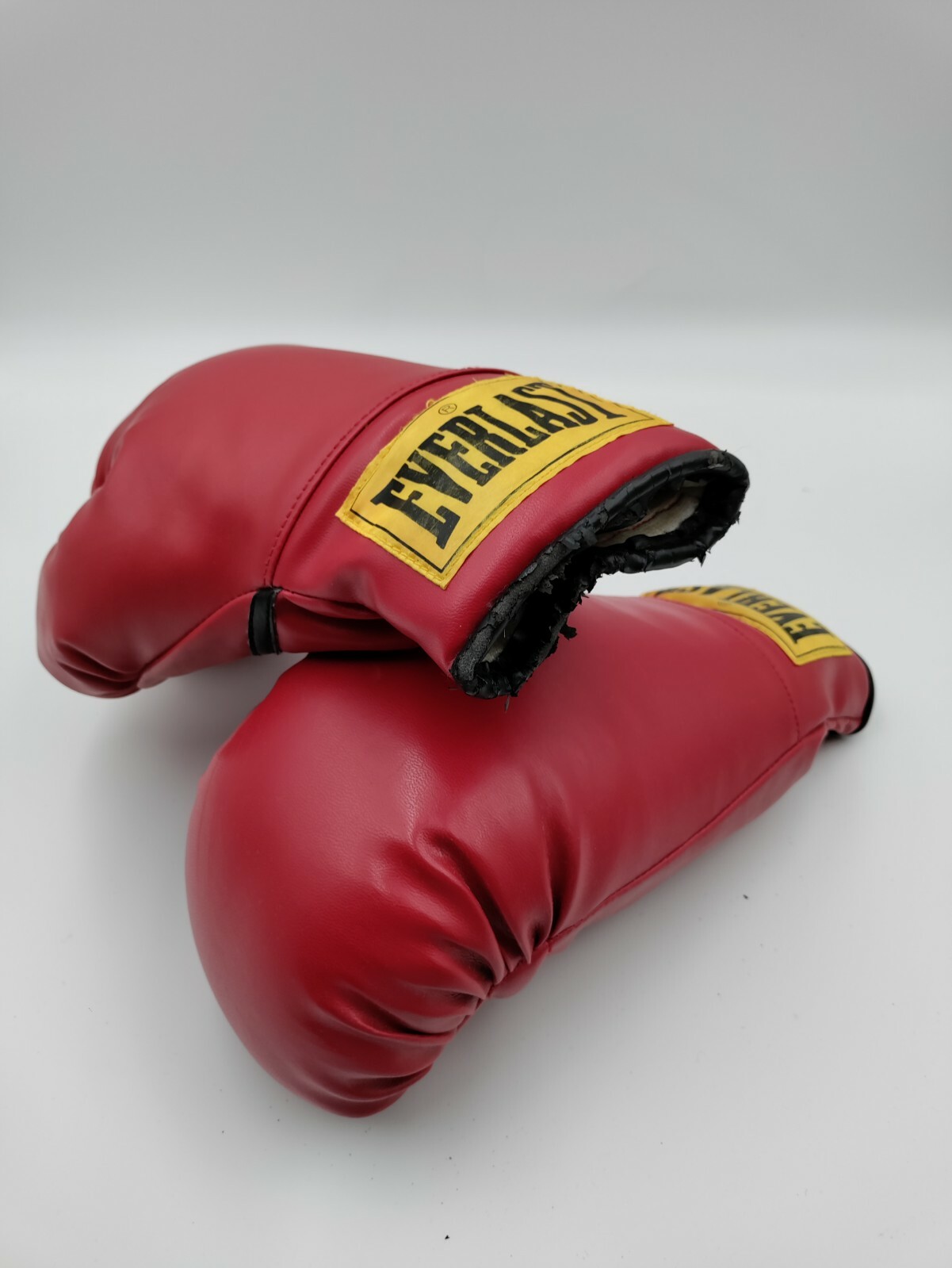 Everlast Laceless Leather Red 16 oz Boxing Gloves Pre-Owned Everlast Laceless Leather Red 16 oz Boxing Gloves Pre-Owned