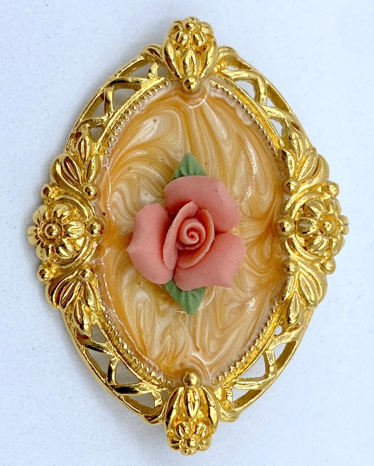 D1-3454 VINTAGE BROOCH GOLD TONE PIN 1.9