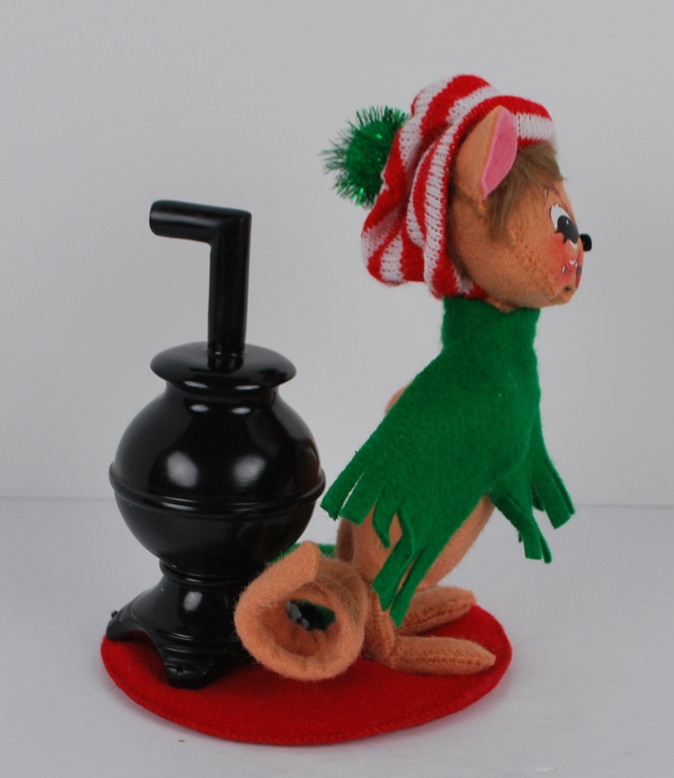 Annalee mouse Pot belly stove Cute stocking hat green scarf 2009