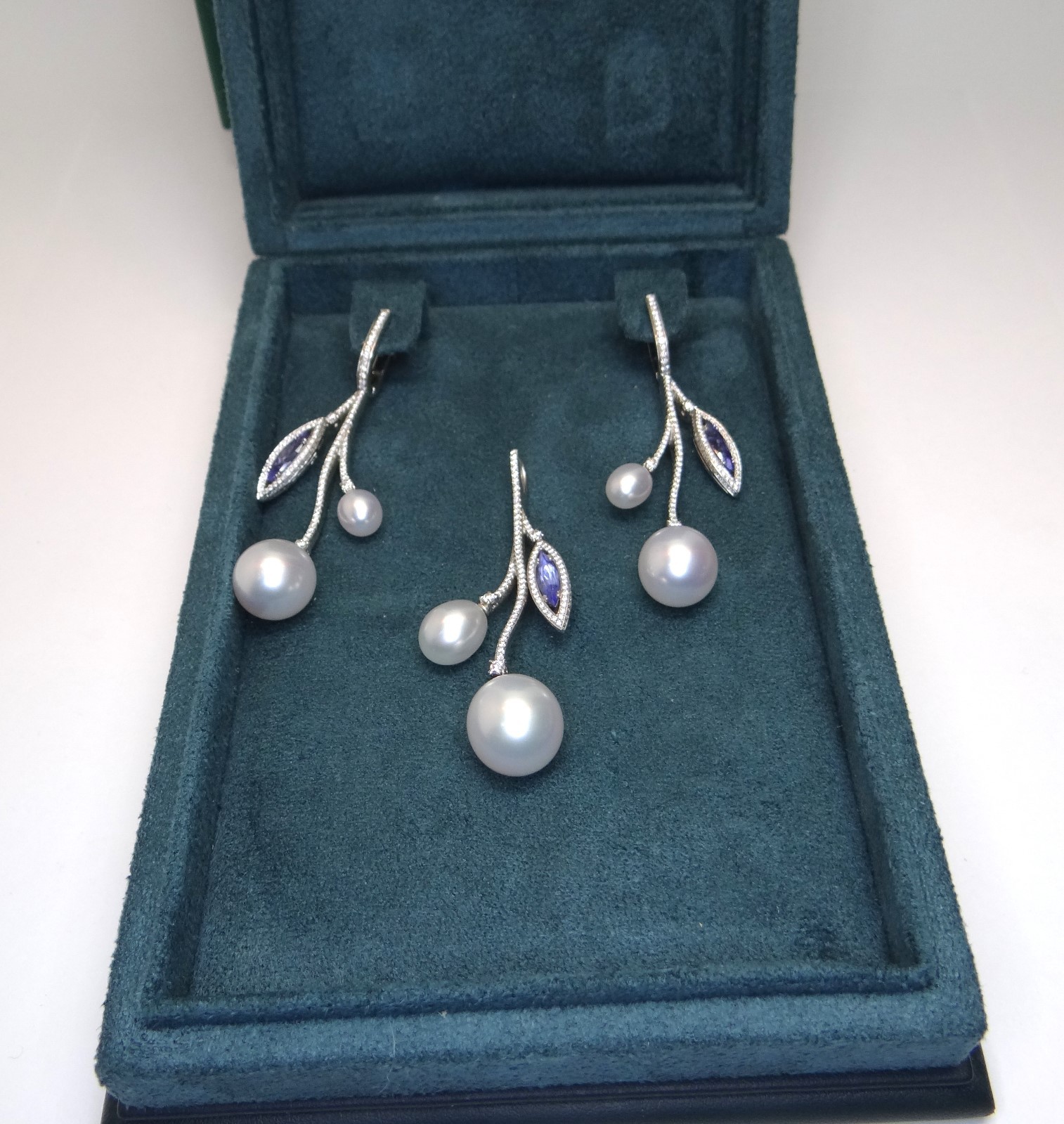 PASPALEY South Sea Pearls, Tanzanites, Diamonds Earrings and Pendant Set