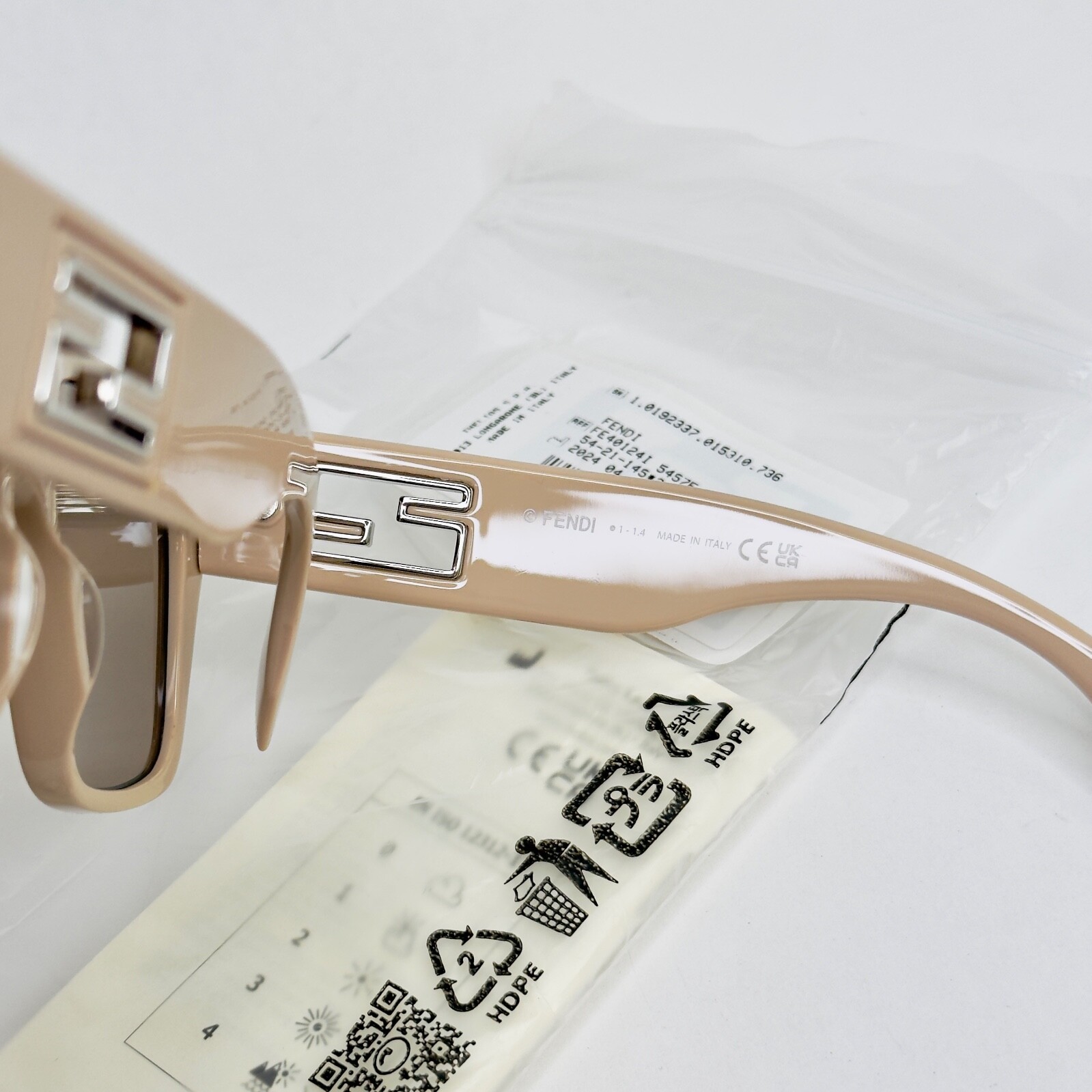 Pre-owned Fendi Baguette Logo 40124 Beige Fashion Mask Chunky Bold Sunglasses Fe40124i In Brown