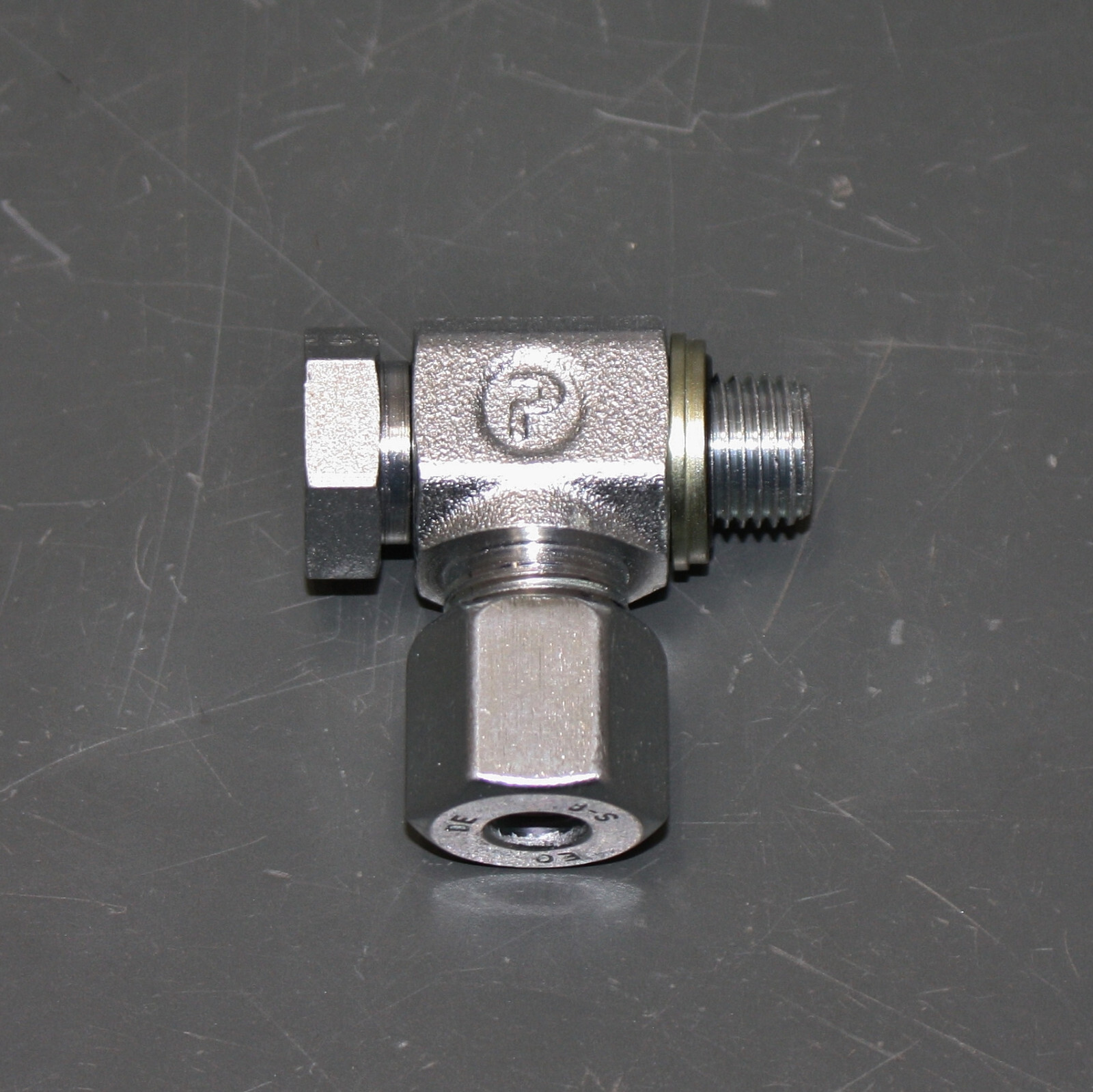 Parker High Pressure 90° Banjo Swivel Elbow, 8mm Tube x 1/4