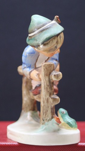 Goebel M.I. Hummel figurine #201 2/0 "Retreat to Safety" TMK2 Full Bee 4” Tall