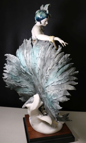 GIUSEPPE ARMANI 18.5” ISADORA 633C LADY W/ PEACOCK W/BOX 1082/3000 FREE SHIPPING