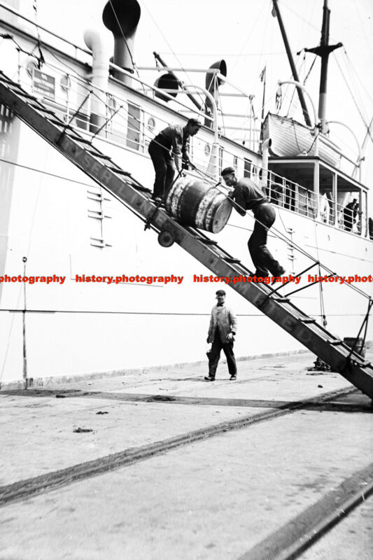 F000229 Unloading a barrel from a ship down a gangway. London. c1905