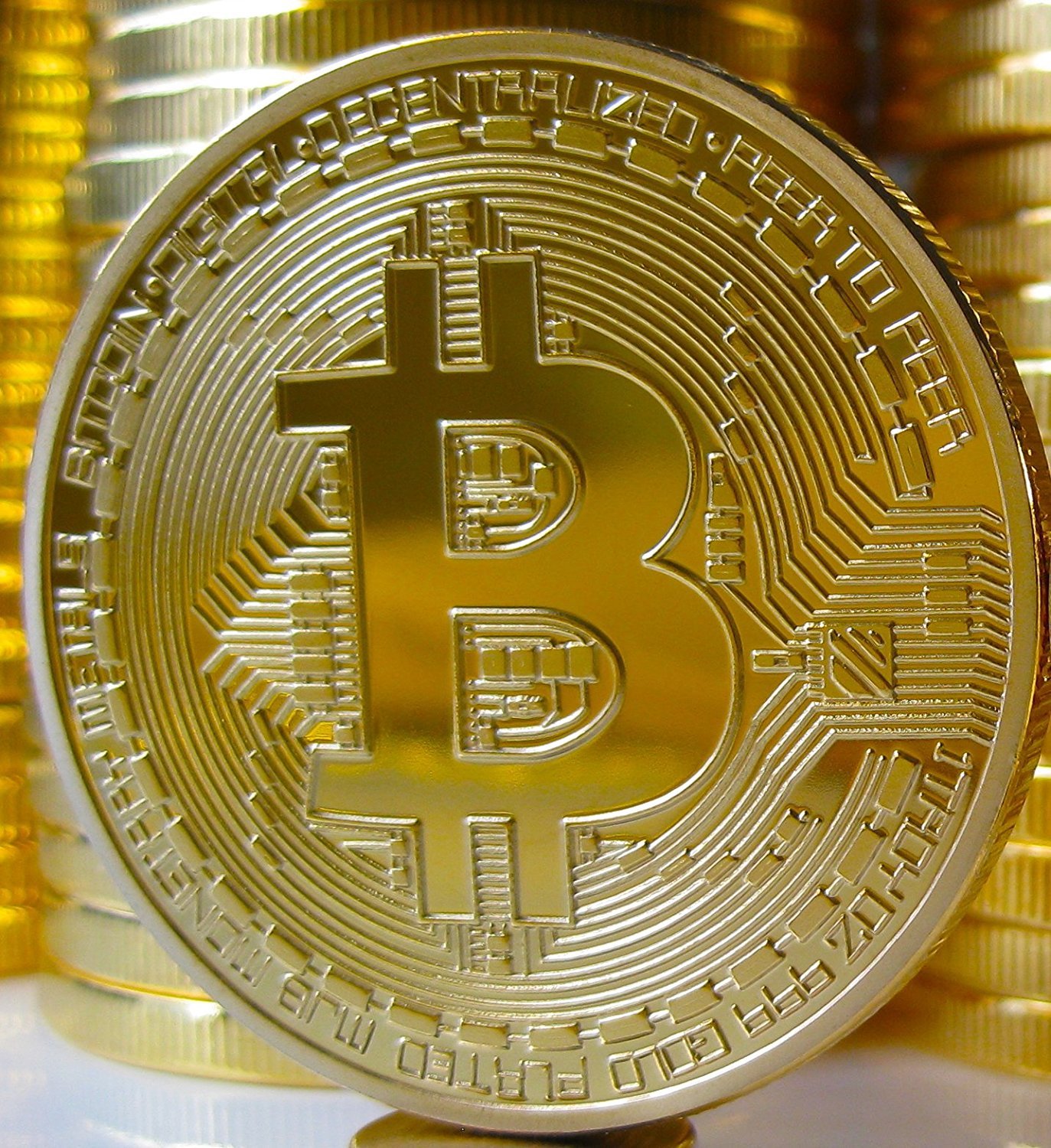Золотой биткойн монета