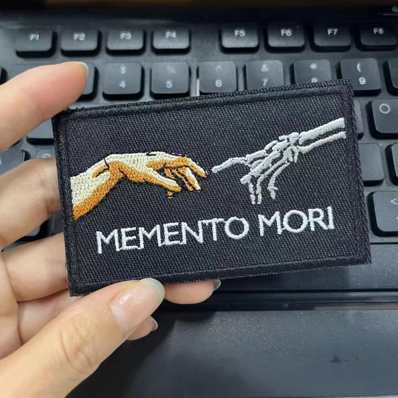 Klett Patch Memento Mori Skeleton Fingers Einsatzbereich Taschen Kleidung Rucksäcke