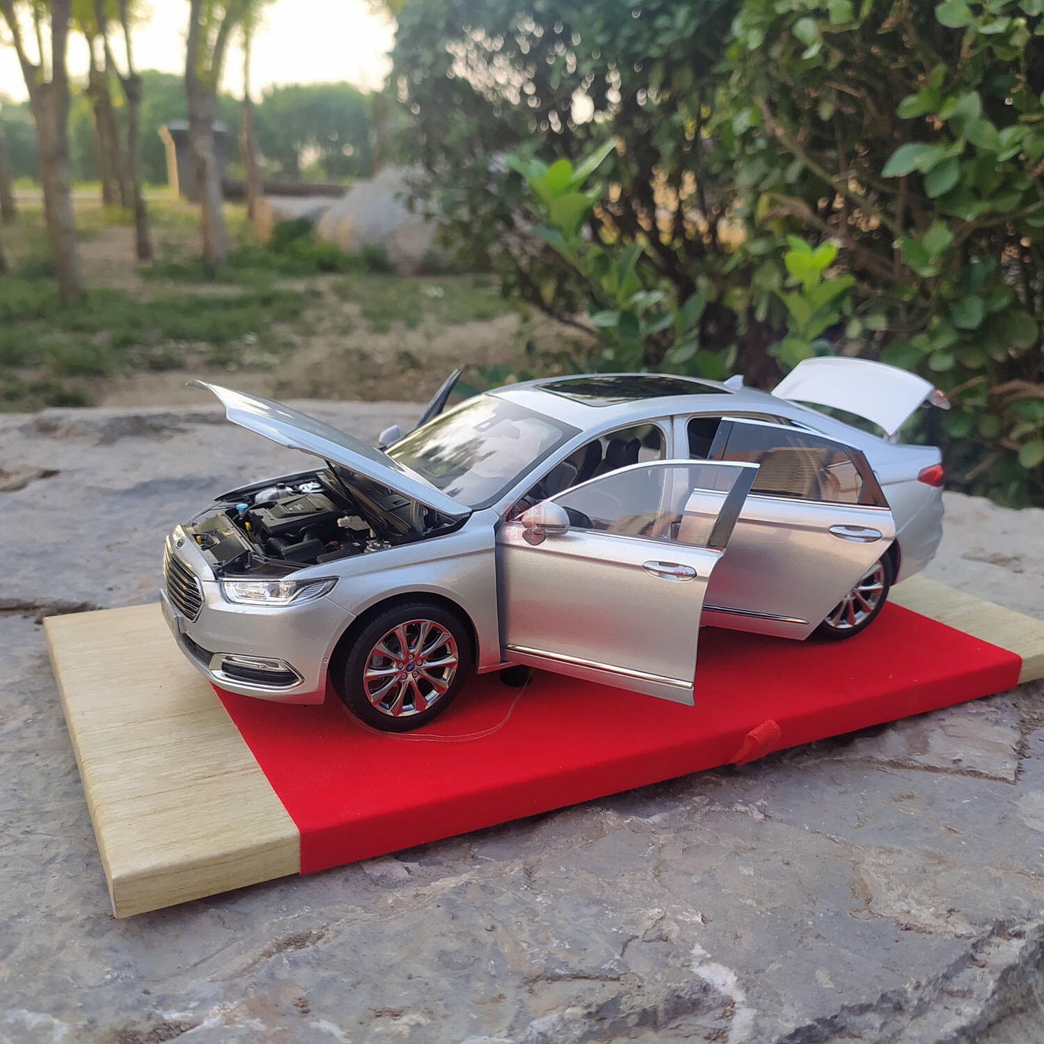 ミニカー Ford Taurus and Tool Box #13 1:18 FORD Taurus diecast model | eBay