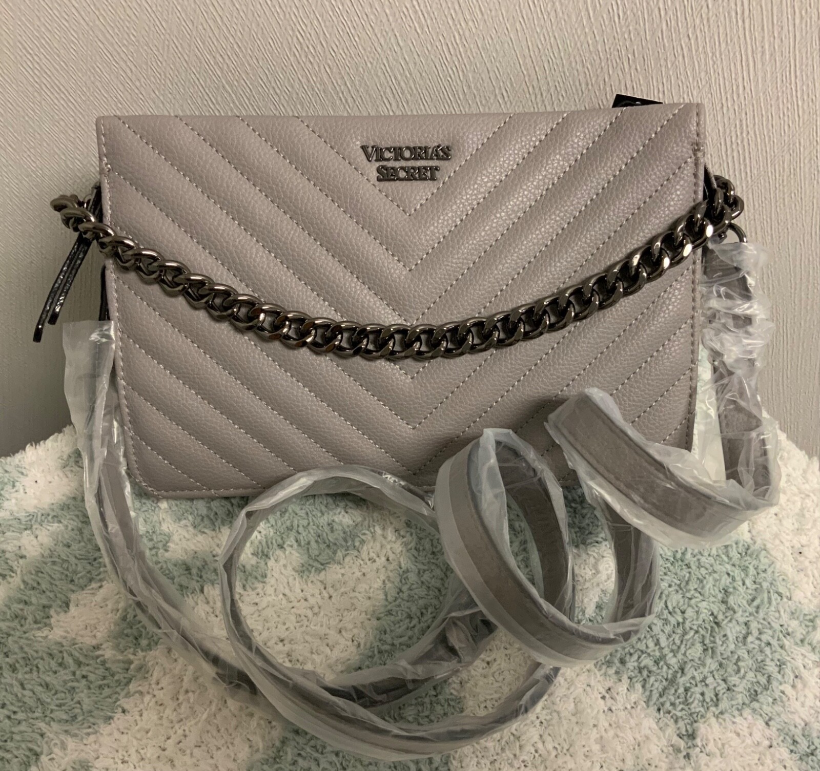 【Victoria's Secret】2色 ★スタッズ V ロゴ クロスバック★ org.jpg