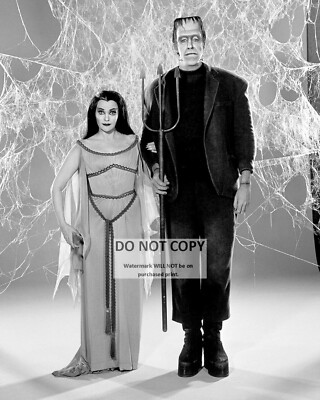 FRED GWYNNE AND YVONNE DE CARLO IN ''THE MUNSTERS'' - 8X10 PUBLICITY PHOTO (SP576)