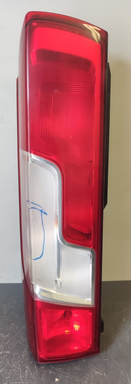 2018 Peugeot Boxer 335 PASSENGER LEFT SIDE TAIL LIGHT SMALL CRACK 01380673080