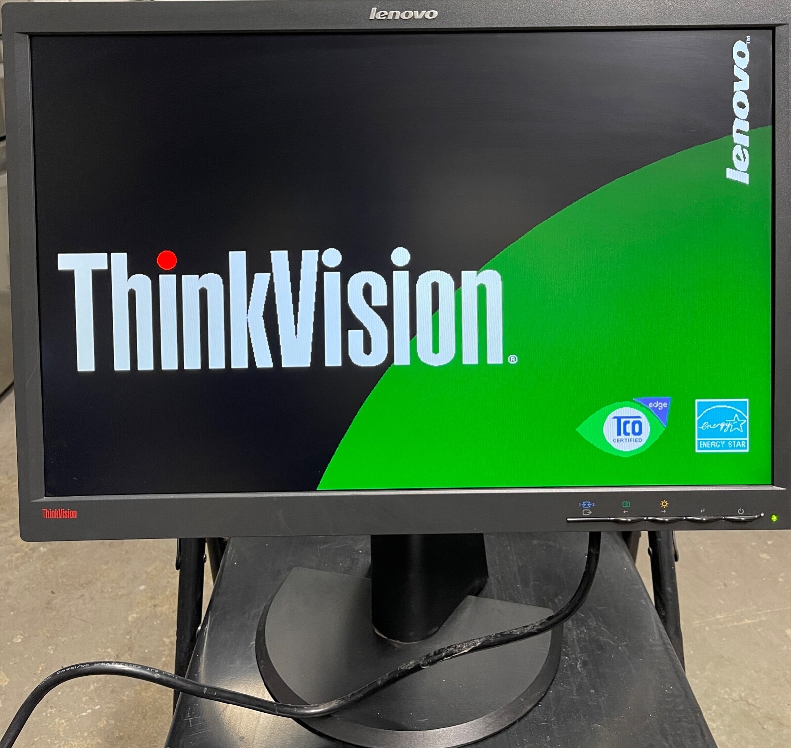 Lenovo ThinkVision LT2252p 22
