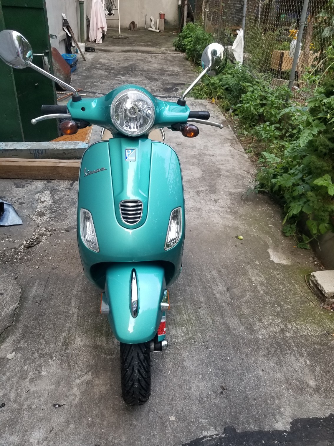 Vespa Lx150 ie 2013 LOW MILEAGE 894!!! TITLE in HAND