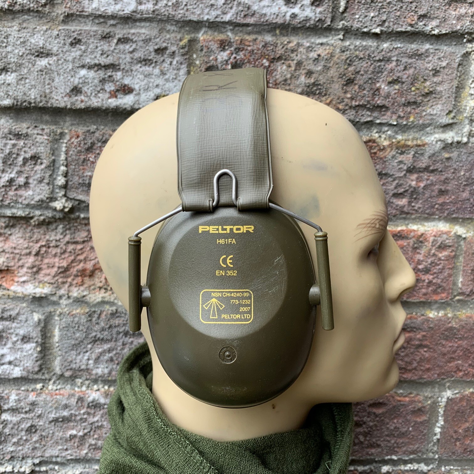 BRITISH ARMY SURPLUS ISSUE GREEN PELTOR PROTECTIVE EAR DEFENDERS H10A,SHOOTING