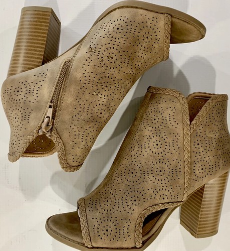 Report Blair Womens Brown Cut Out Heeled Faux Suede Peeptoe Booties Size 5.5