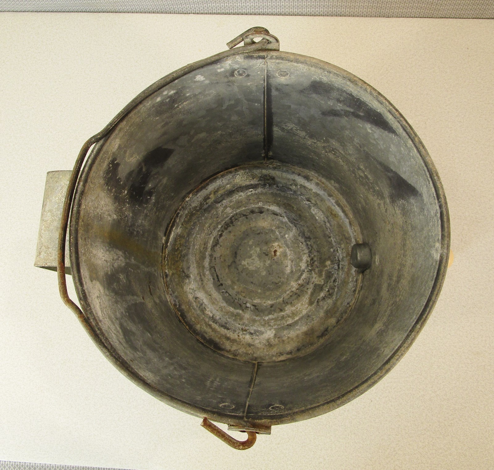 VTG GALVANIZED CALF NURSING MILK BUCKET PAIL 2 gal RUBBER NIPPLE- FENCE BRACKET