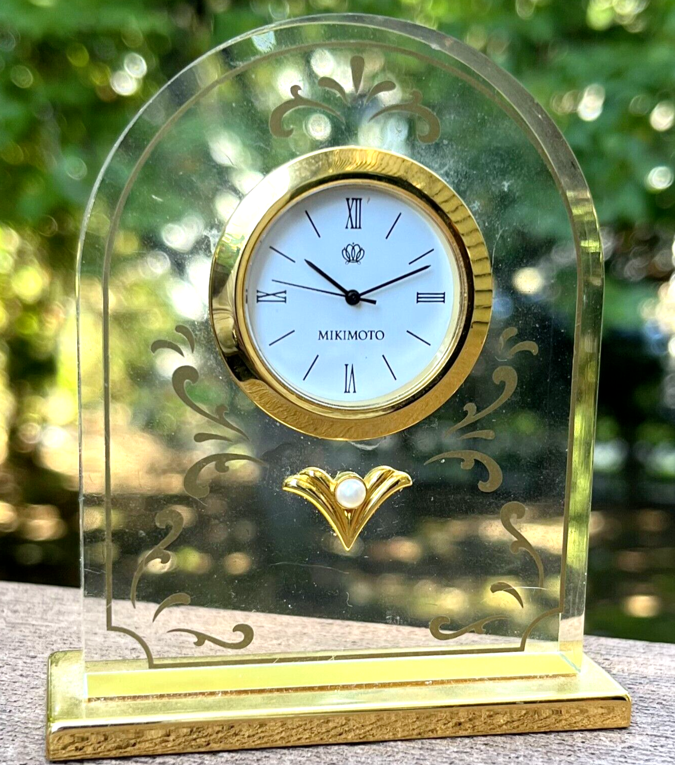 MIKIMOTO Lucite Clock Gold Bezel Quartz Movement Cream Pearl MIKIMOTO Lucite Clock Gold Bezel Quartz Movement Cream Pearl