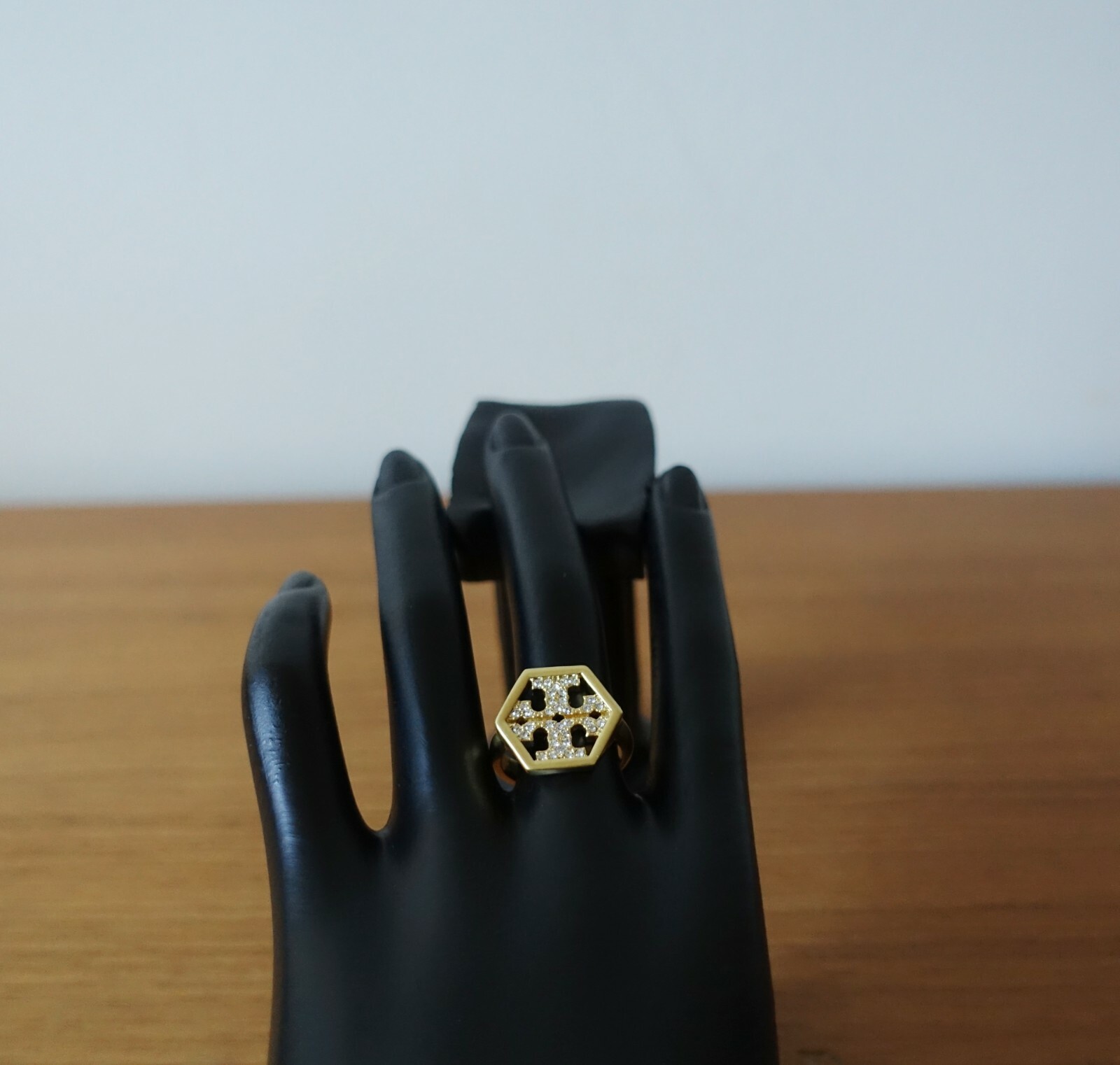 Tory Burch ブラックパンプス ゴールドロゴ Tory burch Gold Metal logo Black leather Crossbag or handbag