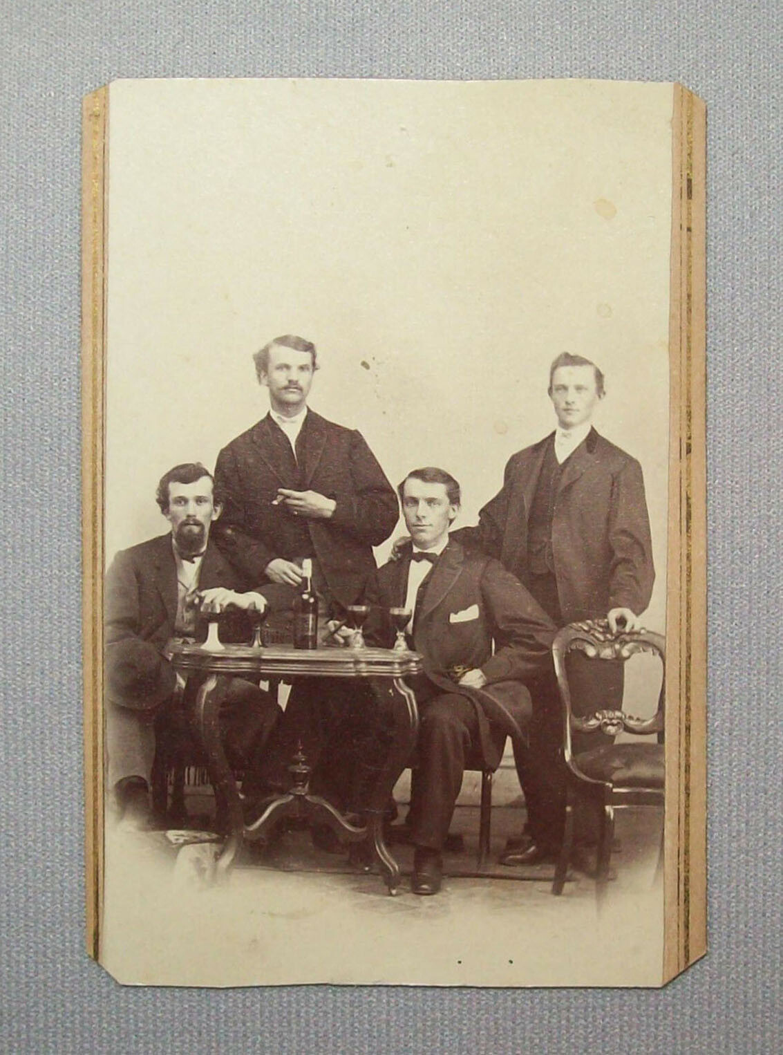 アイドル  Man - man Old Antique Vtg 1880s CDV Photo Four Young Men Drinking