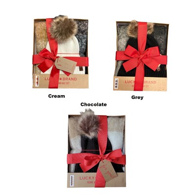 Подарочный набор из женского шарфа мягкой вязки и шапки с помпоном из искусственного меха от бренда Lucky