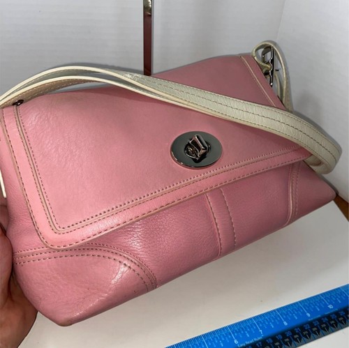 coach ベージュ ピンク アクセント クラッチバッグ ユニセックス ベージュ系 Coach(コーチ) クラッチバッグ