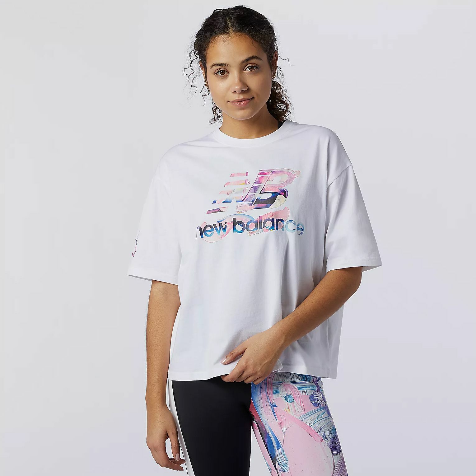 

New Balance Athletics Erin Loree Graphic T-Shirt Womens White Activewear Tee, Белый