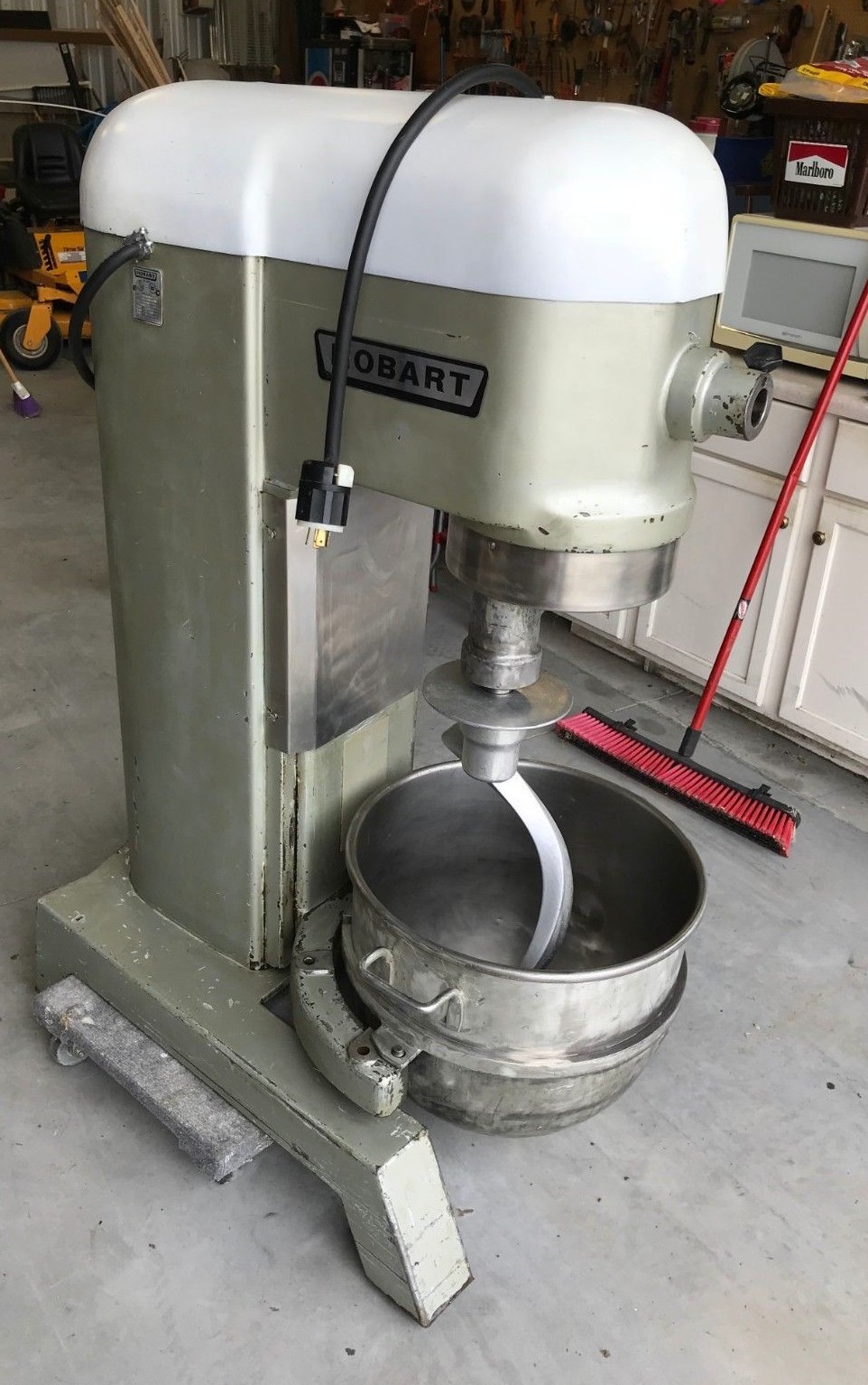 Hobart H600T 60 QT Pizza Bakery Dough Mixer with Stainless Bowl and Paddle