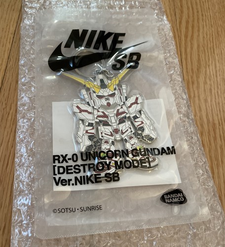 ユニコーンガンダム キーホルダー Nike SB Nike SB x Bandai Namco RX-0 Unicorn Gundam Destroy Mode