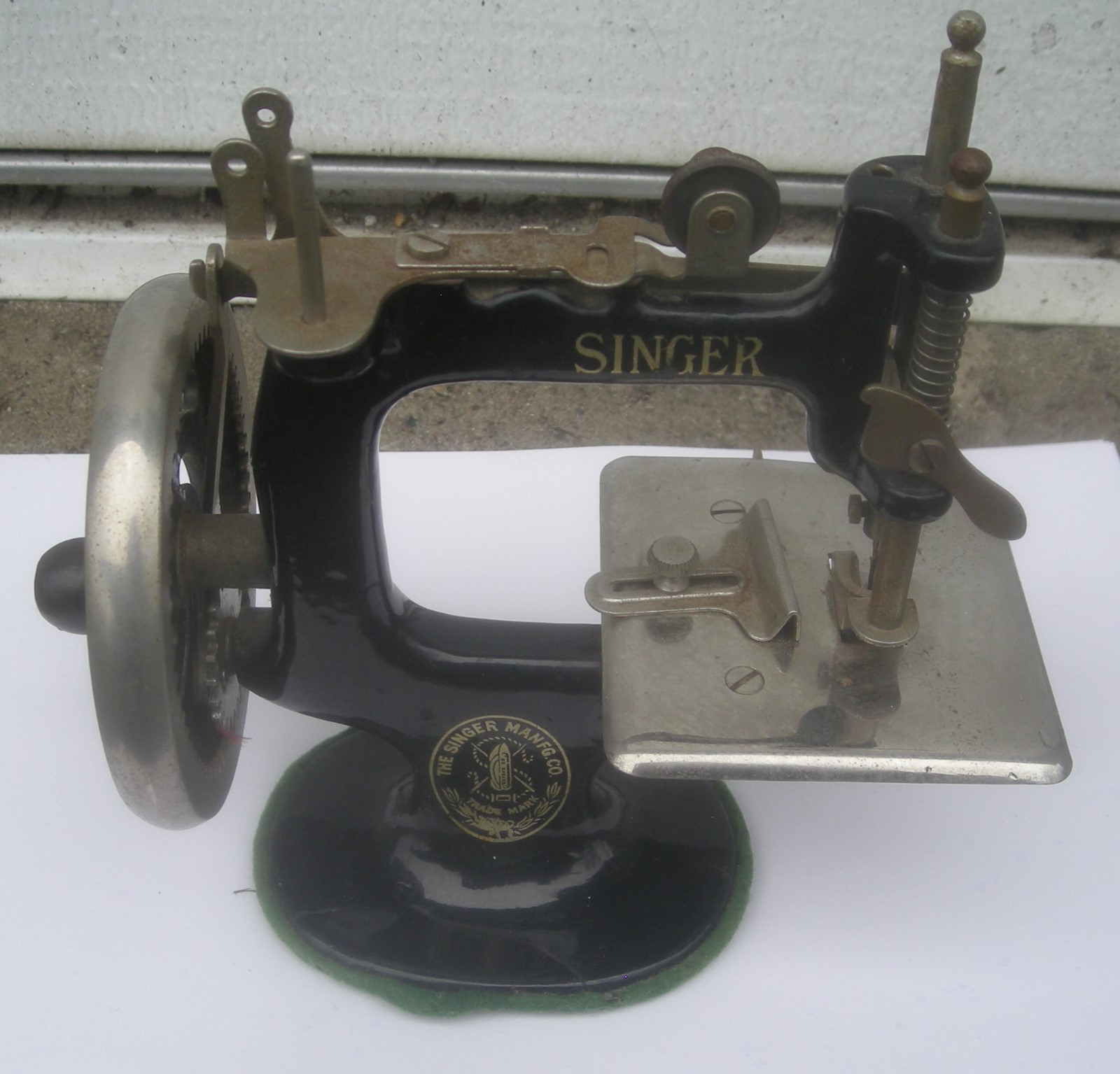 Antique Child's Toy 7 Spoke Singer Sewing Machine Model 20 READ FULL DESCRIPTION