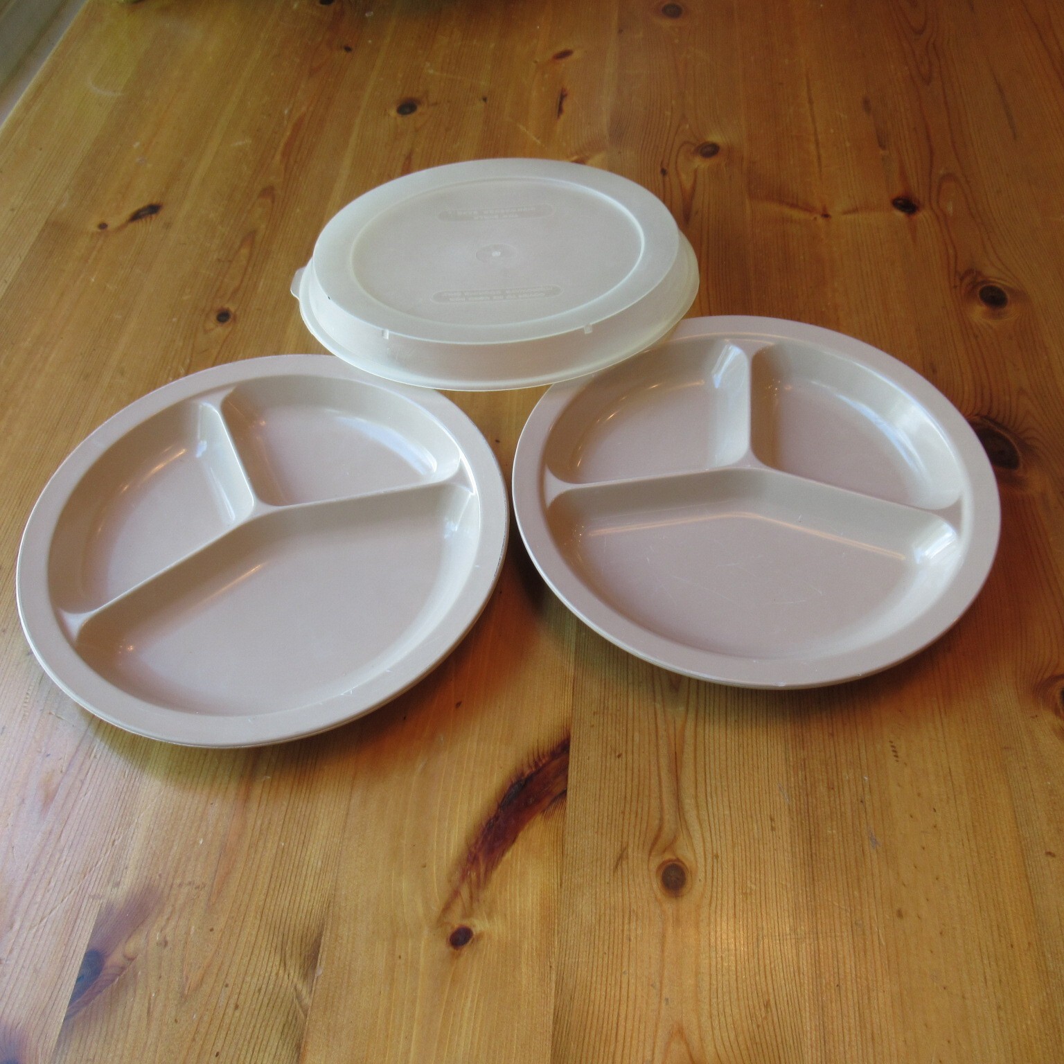 2 Anchor Hocking Microwave Divided Plates with 1 Lid Microware 9